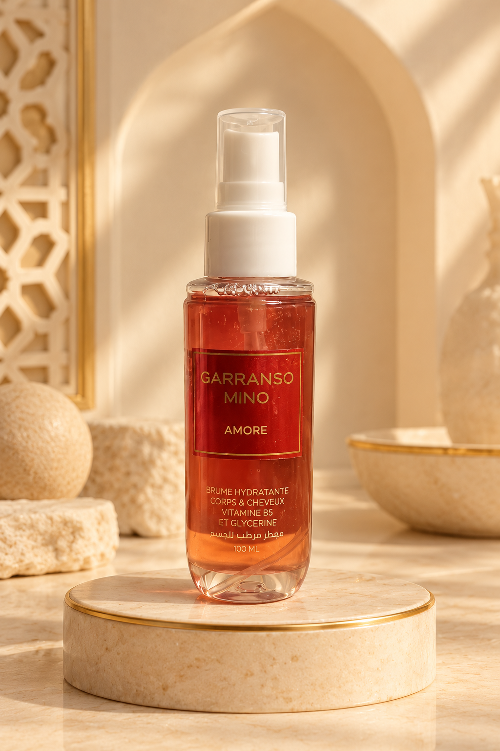 Brume Garranso Mino Amore 100 ml – Amel Beauty, flacon ambré sur socle beige